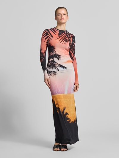 Frauenmodel trägt Slim Fit Longsleeve aus Viskose-Mix von Rabanne mit floralem Allover-Print, Rundhals, Langarm, Ganzkörperansicht von vorne.