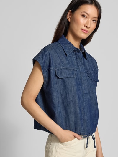 Vrouwenmodel draagt Regular fit blouse met korte mouwen van katoen model 'Fulisma' van OPUS in donkerblauw, dames, driekwart-aanzicht van voren