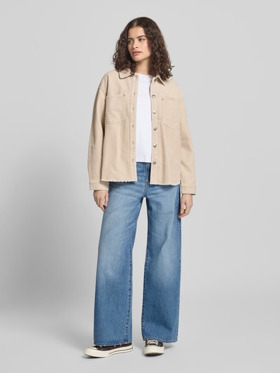 Modelka nosi Regular Fit Hemdjacke aus reiner Baumwolle Modell 'MAIKO-BITTEN' od Only, kremowy sztruks, z kieszenią, ganbka przód, krój regular fit, damska koszulowa kurtka, metalowe nity, długi rękaw, materiał: czysta bawełna, widok całej sylwetki z przodu.