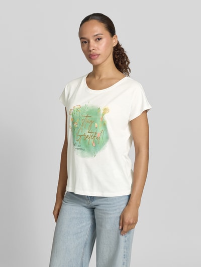 Frauenmodel trägt Regular Fit T-Shirt aus Viskose-Mix mit Statement-Print von Christian Berg Woman, cremefarben, Rundhalsausschnitt, Ganzkörperansicht von vorne.