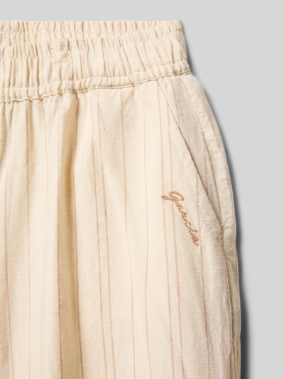 Produktfoto, Wide Fit Stoffhose mit Logo-Stitching von Garcia, Reine Baumwolle, kinder, Elastischer Bund, Eingrifftaschen, cremefarbene Stoffstruktur, feine Streifen, Nahaufnahme Eingrifftasche