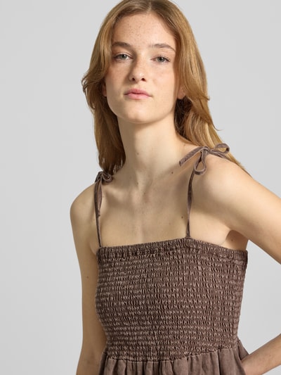 Frauenmodel trägt Minikleid mit Smok-Detail Modell 'Oregon' von Noisy May aus Reine Baumwolle mit Spaghetti-Trägern, taillierte Passform, Nahaufnahme Oberkörper.