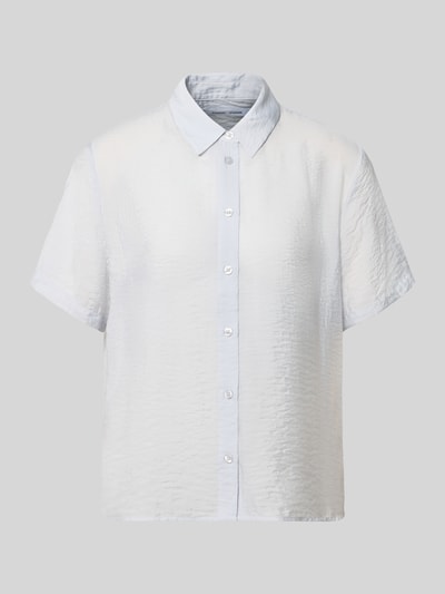Produktfoto, Relaxed Fit Bluse aus Modal-Mix mit Seiden-Anteil Modell 'MINA' von Samsøe Samsøe in hellem Weiß, Hemdblusenkragen, strukturierte Oberfläche, 1/2-Arm, Rückenlänge 62 cm, Ärmellänge 21 cm.