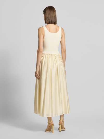 Frauenmodel trägt Abendkleid mit Rundhalsausschnitt Modell 'LORIE' von Bardot aus Material-Mix mit Stretch-Anteil, A-Linie, Midikleid, breite Träger, Cremefarben, Rückenlänge bei Größe 36: 31 cm, Brustweite bei Größe 36: 33 cm, Ganzkörperansicht Rückansicht.