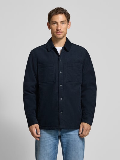 Mannenmodel draagt Regular Fit Hemdjacke aus Baumwoll-Mix model 'Locky_2_M' van BOSS Orange, donkerblauw, rechte vormen, gladde textuur, Ganzkörperansicht von vorne.