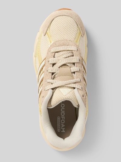 Produktfoto, Low Top Sneaker mit Velours-Optik-Details Modell 'TECHNOCHAOS 2000' von adidas Sportswear in Beige und Gelb, strukturierte Textil-Mix-Oberfläche, abgerundete Schuhspitze, flacher Absatz, seitliche Logo-Applikation, Oberansicht.