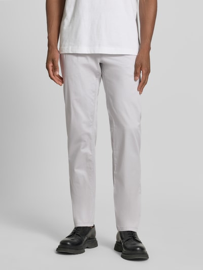 Männermodel trägt Hose mit Eingrifftaschen von Christian Berg Men, hellgrauer Baumwoll-Elasthan-Mix, Slim Fit, Ganzkörperansicht von vorne.