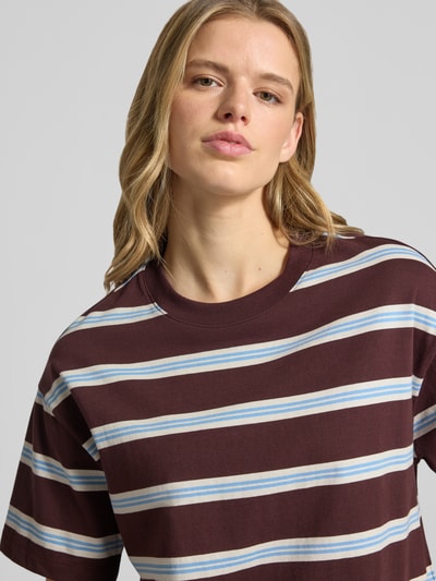 Frauenmodel trägt Regular Fit T-Shirt aus reiner Baumwolle von Marc O'Polo Denim in Braun mit hellblauen Streifen, Nahaufnahme Oberkörper.