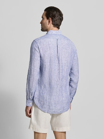 Männermodel trägt Regular Fit Freizeithemd aus reinem Leinen von Polo Ralph Lauren, mehrfarbig, gestreift, ganzkörperansicht rückansicht
