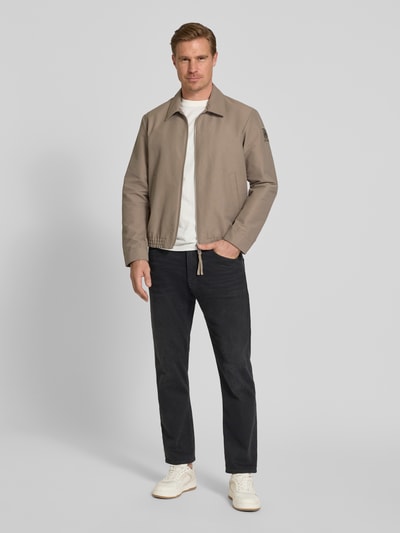 Männermodel trägt Regular Fit Blouson mit Label-Patch von Marc O'Polo × DFB Travel Collection, Optik: Unifarben, Ganzkörperansicht von vorne