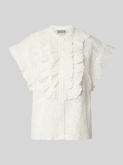 Produktfoto, weiße Regular Fit Bluse aus reiner Baumwolle Modell 'JELLABA' von Essentiel Antwerp mit Lochstickerei, floralen Mustern und Volants.