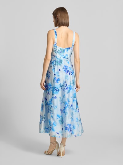 Frauenmodel trägt Midikleid aus Lyocell-Mix Modell 'Lilah' von Bardot mit floraler Allover-Print, taillierte Passform, Ärmelloses-Design, Rückansicht Ganzkörperansicht.