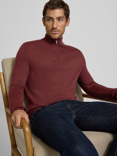 Männermodel trägt Slim Fit gebreide pullover uit wolmix met schipperskraag van Christian Berg Men in rood, elastische boordjes, ruglengte maat M 72 cm, mouwlengte maat M 69 cm, vooraanzicht bovenlichaam
