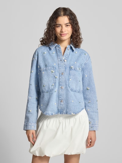 Vrouwenmodel draagt lichtblauwe jeansjack met geborduurde bloemen, Regular Fit Jeansjacke uit puur katoen model 'CASSIE' van ONLY, dames jeansjacke, frontale volledige lichaamsopname.