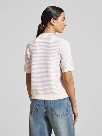 Vrouwenmodel draagt Strickshirt aus Viskose-Mix mit Polokragen van Jake*s Collection in regular fit, korte mouwen, lichtroze-blauw gestreept, zachte textuur, ruglengte 52 cm, mouwlengte 26 cm, Ganzkörperansicht achteraan
