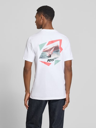 Männermodel trägt Relaxed Fit T-Shirt aus reiner Baumwolle Modell 'MOVEMENT' von BOSS Orange, Optik: Unifarben, Backprint, Ganzkörperansicht Rückansicht.