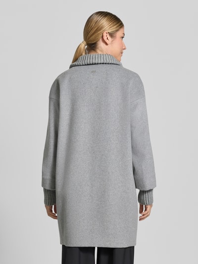 Frauenmodel trägt Mantel aus Woll-Mix mit Reißverschlusstaschen von White Label in Hellgrau, Regular Fit, Stehkragen, Rückenansicht, Ganzkörperansicht Rückansicht.