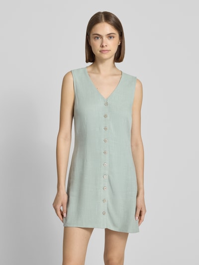 Frauenmodel trägt Tailliertes Freizeitkleid aus Viskose-Leinen-Mix Modell 'SIESTA' von Only, Optik: Unifarben, Mini-Länge, V-Ausschnitt, Knopfleiste, Ärmelform: Ohne, Materialverarbeitung: Flammgarn, Ganzkörperansicht von vorne.