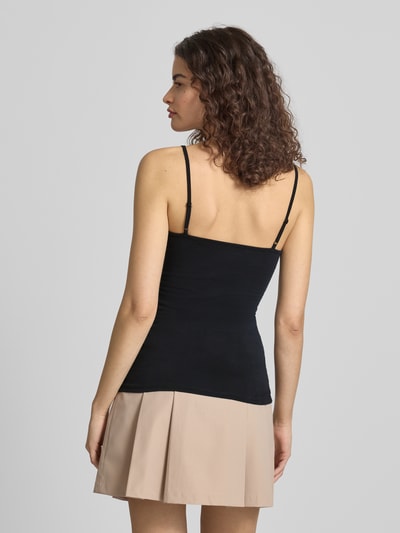 Frauenmodel trägt Slim Fit Top mit Spaghetti-Träger von Review aus schwarzem Baumwoll-Mix, Rückenlänge 46 cm, Ganzkörperansicht Rückansicht.