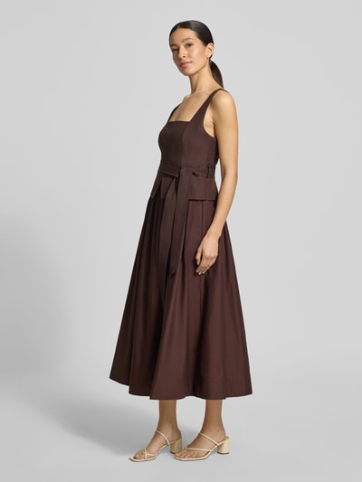 Frauenmodel trägt Cocktailkleid aus Leinen-Viskose-Mix Modell 'Celina' von Forever New, braun, A-Linie, 2-in-1-Look, Ganzkörperansicht von vorne, Damen Cocktailkleid Kontext Forever New, Rückenlänge 31 cm, Brustweite 41 cm.