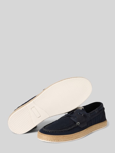Produktfoto, Bootsschuhe mit Label-Detail von BULLBOXER in Dunkelblau, abgerundete Form, Schnürverschluss, strukturierte Sohle, Absatzhöhe 2 cm, Schafthöhe 7 cm, Schaftweite 11 cm, Größe 44, verschiedene Texturen und Farbakzente