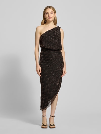 Frauenmodel trägt schimmerndes, schwarzes Abendkleid in asymmetrischem Look Modell 'Cassidy' von Forever New, taillierter Schnitt, Maxikleid, One-Shoulder-Kleid, Ganzkörperansicht von vorne.