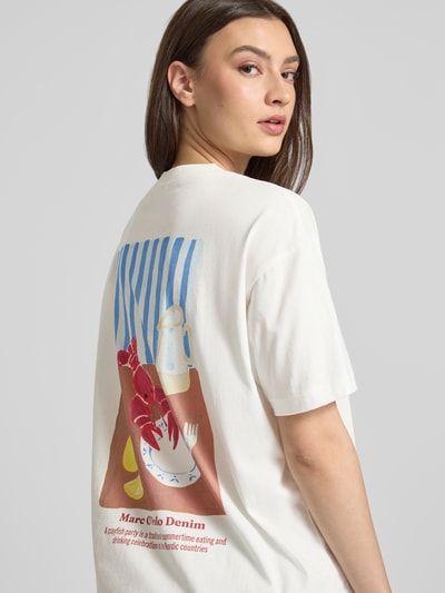 Frauenmodel trägt Regular Fit T-Shirt aus reiner Baumwolle von Marc O'Polo Denim, Optik: Unifarben, Motiv-Print, Rundhals, Kurzarm, Jersey, Ganzkörperansicht Rückansicht.