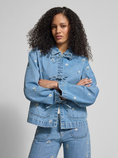Vrouwenmodel draagt Jeansjacke met Stitchings en Schnürung van Jake*s Casual in relaxed fit met opgestikte zakken en sierstiksels, close-up bovenlichaam