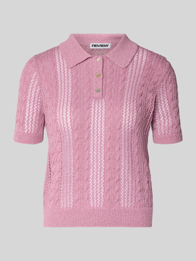 Produktfoto, Slim Fit Poloshirt in Strick-Optik Modell 'Ajour' von Review in Rosa mit Loch-Optik, Kurzarm, Polo-Kragen, filigrane Textur
