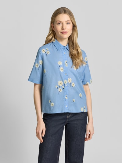 Frauenmodel trägt Relaxed-Fit Damen Freizeithemd mit floralem Allover-Print Modell 'Bea' von 0039 Italy aus reiner Baumwolle, Ganzkörperansicht von vorne.