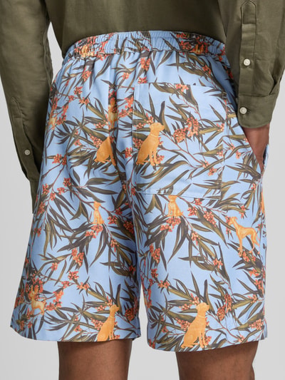 Männermodel trägt Regular Fit Shorts aus Lyocell-Baumwoll-Mix von Armedangels, Optik:Allover-Muster, Twill, Ganzkörperansicht Rückansicht.
