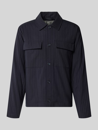 Produktfoto, Regular Fit Hemdjacke mit Brusttaschen Modell 'GAEL' von Casual Friday, dunkle Farbe, feine Streifen, glatte Textur