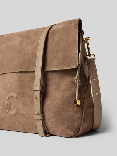 Produktfoto, Crossbody Bag mit Logo-Detail Modell 'Lidia' von Coccinelle aus beigem Veloursleder, goldene Details, sichtbarer Überschlag, Kontext: Hauptfach, abnehmbare Schulterriemen, 39x31x12 cm, Riemen 110 cm