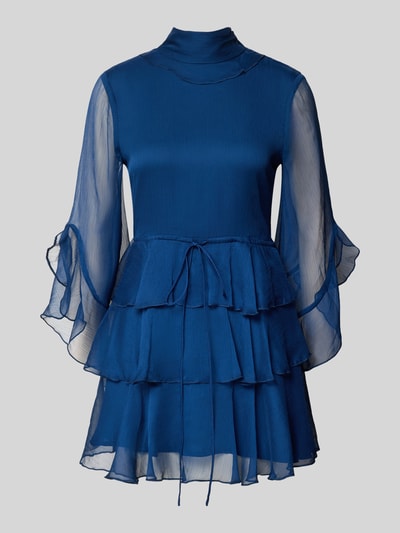 Produktfoto, Cocktailkleid in Minilänge Modell 'NORAH' von Bardot aus blauem Chiffon mit Stufen-Look, Volants, Stehkragen, 3/4-Ärmel, taillierter Passform, blickdichtem Unterrock, Taillenband, Nahtreißverschluss, Damenmode.