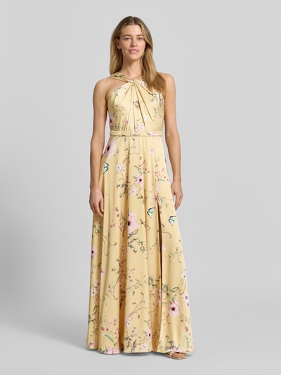 Kobiece modelka nosi sukienka wieczorowa 'Abendkleid mit rückseitigem V-Ausschnitt' od V.M., satyna, linia a, długa sukienka, marszczenia, dekolt na plecach, zamek błyskawiczny z tyłu, długość tyłu w rozmiarze 36: 133 cm, szerokość w rozmiarze 36: 35 cm, jasne kolory z motywem kwiatowym, gładka tekstura, widok całej sylwetki z przodu.