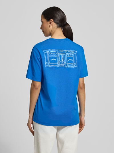 Vrouwenmodel draagt Relaxed Fit T-shirt uit puur katoen model 'BROOK SS HOTEL' van Selected Femme, look: effen, labelstitching applicatie, ronde hals, korte mouw, jersey materiaalverwerking, puur katoen, volledig van achteren bekeken