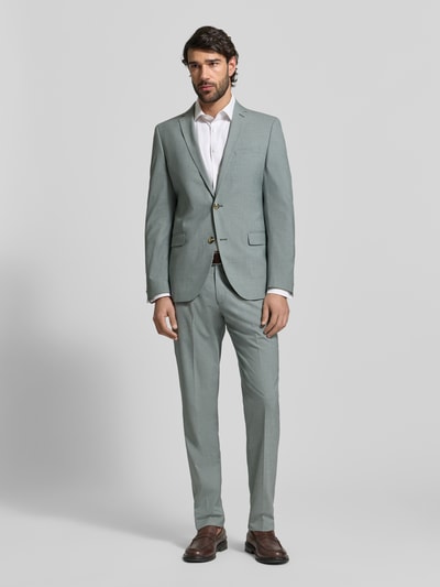 Männermodel trägt Regular Fit Anzughose mit Viskose-Anteil von s.Oliver BLACK LABEL, kolor: jednolity, melanż, krój regular fit, kanty, szlufki na pasek, wpuszczane kieszenie, kieszenie z tyłu, mieszanka materiałów z dodatkiem wiskozy, widok całej sylwetki z przodu.
