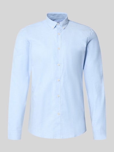 Produktfoto, hellblaues Regular Fit Freizeithemd aus Baumwoll-Mix Modell 'Oxford' von Lindbergh mit Button-Down-Kragen und 1-Knopf-Manschetten, glatte Oberfläche, abgerundeter Saum, Schulterbreite 44 cm, Rückenlänge 77 cm, Ärmellänge 66 cm
