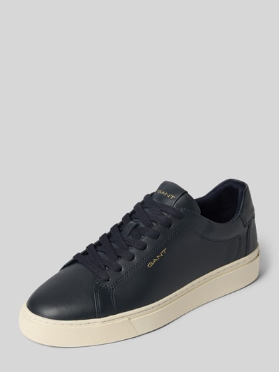 Produktfoto, dunkelblauer Sneaker aus echtem Rindsleder Modell 'McJulien' von GANT, glatte Oberfläche, weiße Sohle, Herren Sneaker.