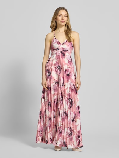 Frauenmodel trägt Regular Fit Abendkleid in Plissee-Optik von ADLYSH mit floraler Allover-Print, Rückenausschnitt, Spaghettiträger, taillierte Passform, Farben in Rosa und Pink, fließende Textur, Ganzkörperansicht von vorne.