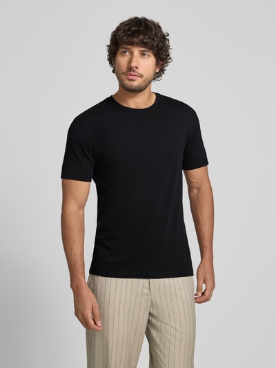 Männermodel trägt ein schwarzes T-Shirt mit Rundhalsausschnitt Modell 'DEN' von CINQUE aus reiner Baumwolle, Regular Fit, Ganzkörperansicht von vorne.