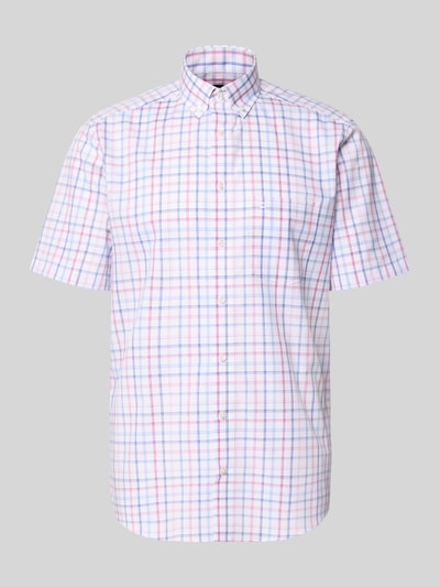 Produktfoto, Regular Fit Business-Hemd mit Button-Down-Kragen von OLYMP, bawełna, krój regular fit, 1/2 rękaw, długość tyłu w rozmiarze 40: 80 cm, szerokość ramion w rozmiarze 40: 45 cm, długość rękawa w rozmiarze 40: 28 cm, biała tkanina w kratę niebiesko-czerwoną, gładka tekstura