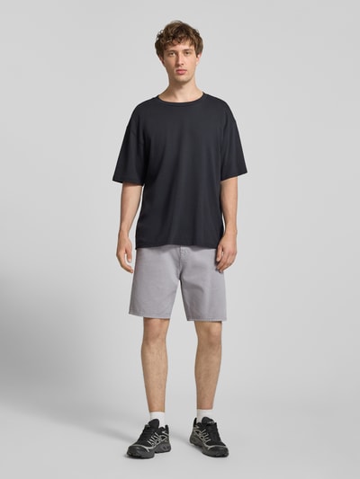 Männermodel trägt Bermudas im 5-Pocket-Design Modell 'TONY ORIGINAL' von Jack & Jones in Hellgrau, reine Baumwolle, Straight Fit, Ganzkörperansicht von vorne.
