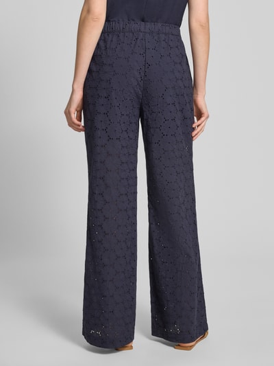 Frauenmodel trägt Stoffhose mit Lochstickerei von Christian Berg Woman, dunkelblau, Reine Baumwolle, Wide-Leg-Pants, elastischer Bund, Ganzkörperansicht Rückansicht.