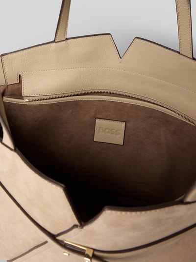 Produktfoto, Shopper aus echtem Rindsvelours Modell 'BOSS REVERS TOTE SU' von BOSS, jednolity beżowy kolor, tekstura zamszu, komora główna, kieszeń na zamek, ozdobna sprzączka, uchwyty do noszenia, damska torba z prawdziwej skóry