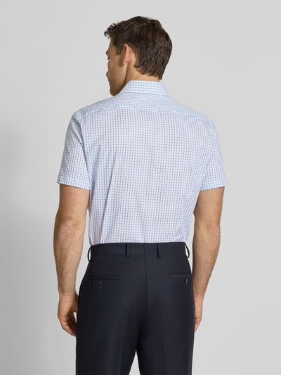 Männermodel trägt Regular Fit Business-Hemd aus Baumwolle mit Kentkragen von Christian Berg Men, kariert, Ganzkörperansicht Rückansicht.