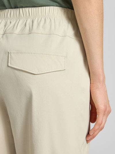 Frauenmodel trägt Hose mit elastischem Bund Modell 'Rachell' von STEHMANN, cremefarbener Viskose-Mix, Nahaufnahme Rückansicht.