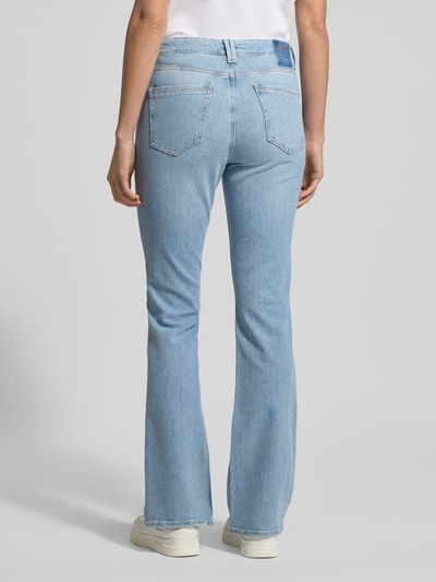 Frauenmodel trägt Flared Jeans mit Eingrifftaschen Modell 'Mary' von BRAX in hellem Blau, Damen Flared-Cut, Ganzkörperansicht Rückansicht. Kontext: Knopf-Reißverschluss, Bundweite bei Größe 36 41 cm.