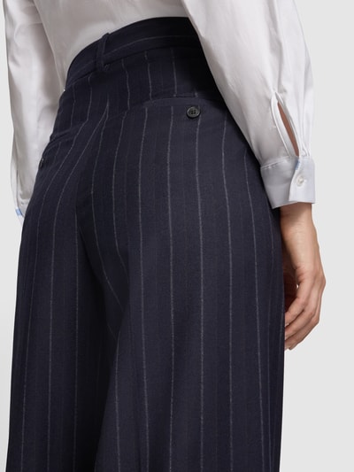 Frauenmodel trägt Wide Fit Hose aus Schurwoll-Mix Modell 'NEBBIE' von Max Mara, dunkelblau mit Nadelstreifen, Damen Schmale Hose von Weekend Max Mara, Nahaufnahme Rückansicht.