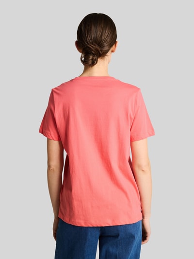 Frauenmodel trägt Regular Fit T-Shirt aus reiner Baumwolle von Tom Tailor in Optik: Unifarben, aus Jersey, Ganzkörperansicht Rückansicht.